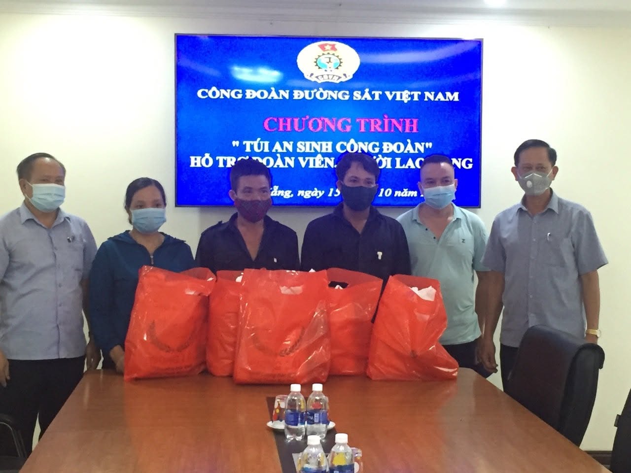 Xí nghiệp Toa xe Đà Nẵng trao “Túi an sinh Công đoàn” hỗ trợ đoàn viên, người lao động bị ảnh hưởng bởi dịch COVID-19