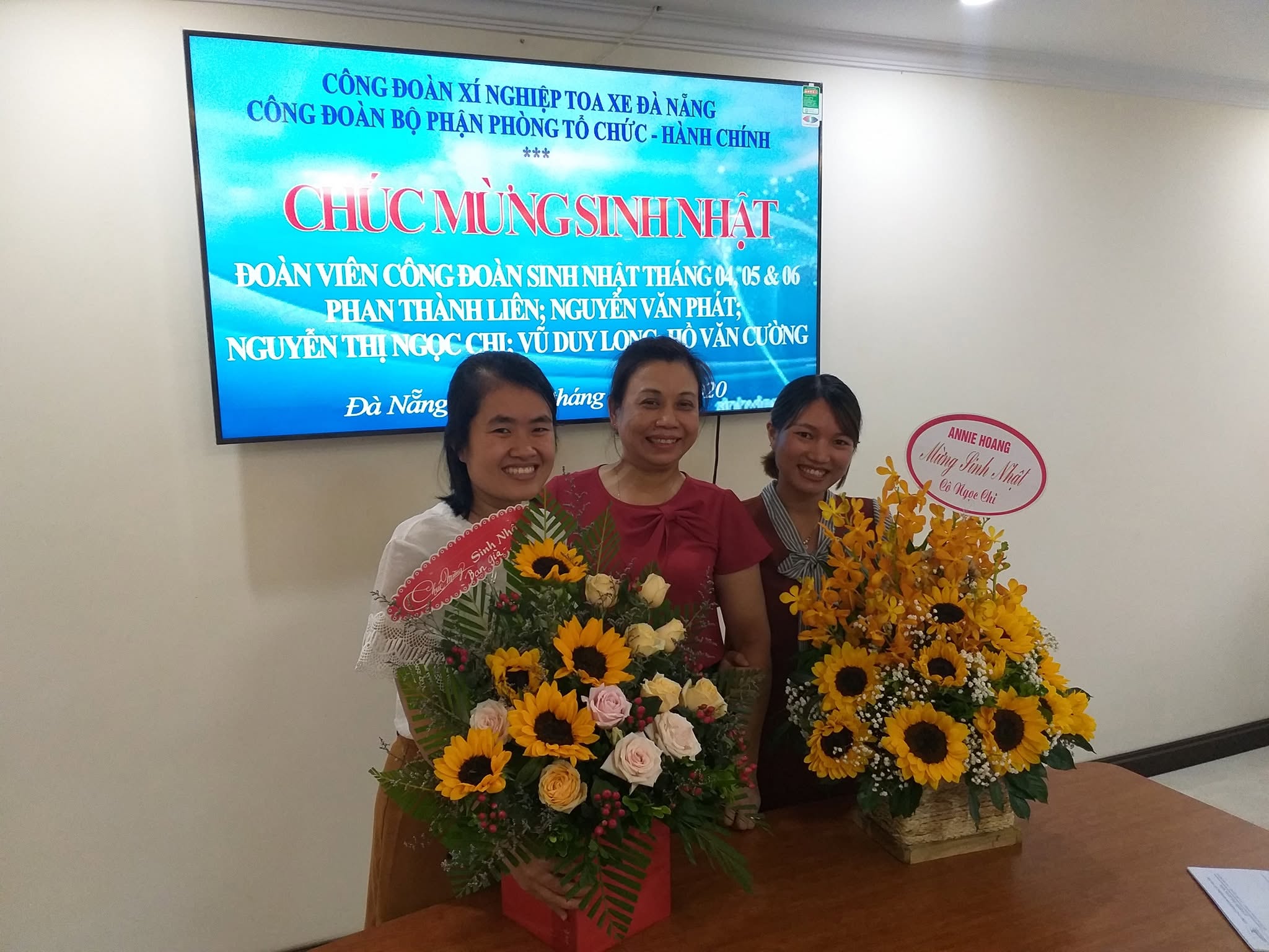 Chuyên môn và Công đoàn Phòng Tổ chức – Hành chính tổ chức chúc mừng sinh nhật đoàn viên công đoàn quý II 