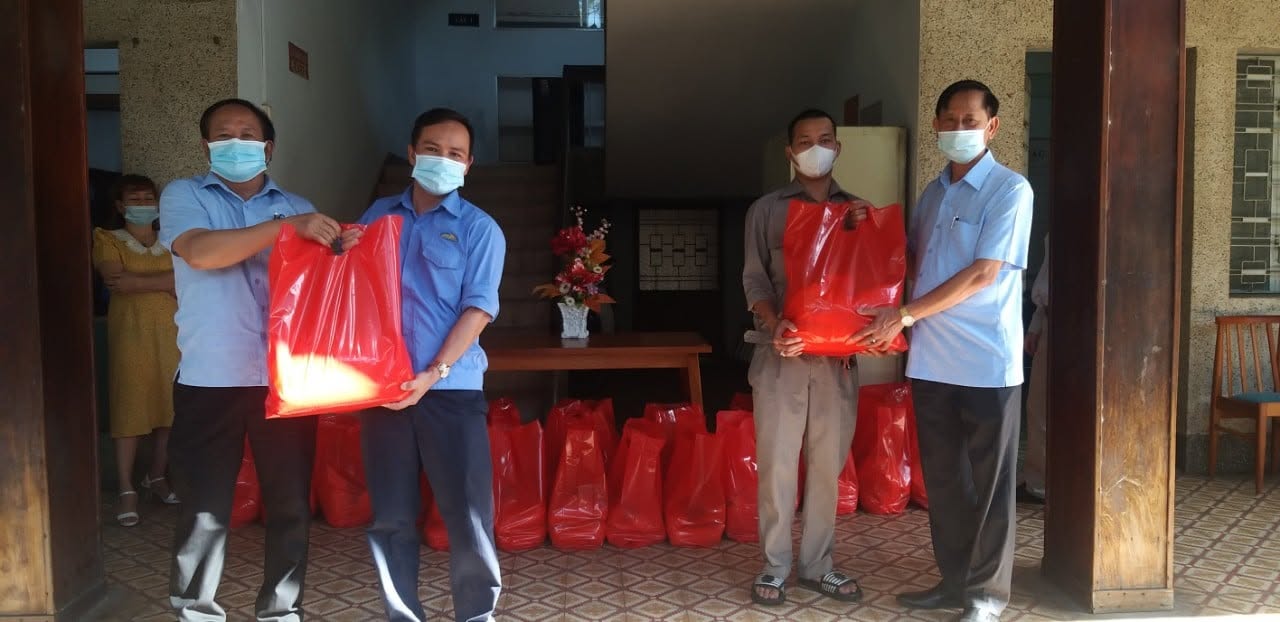 Trao quà hỗ trợ người lao động bị ảnh hưởng bởi dịch COVID-19 