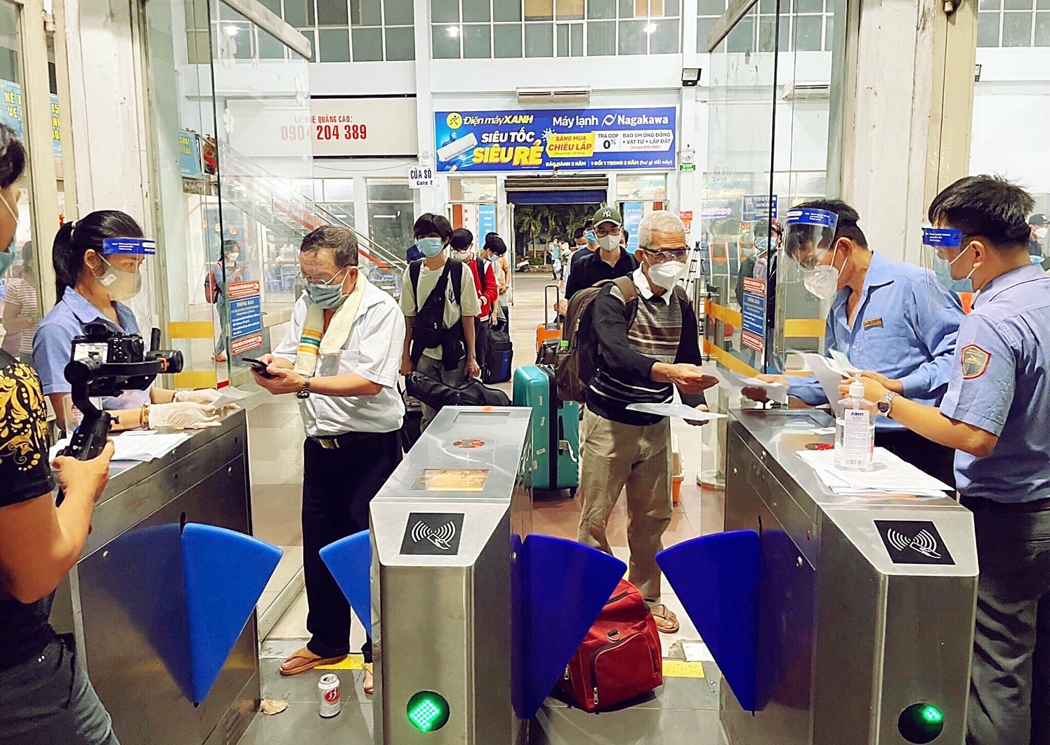 Tiễn khách vào ga đi tàu