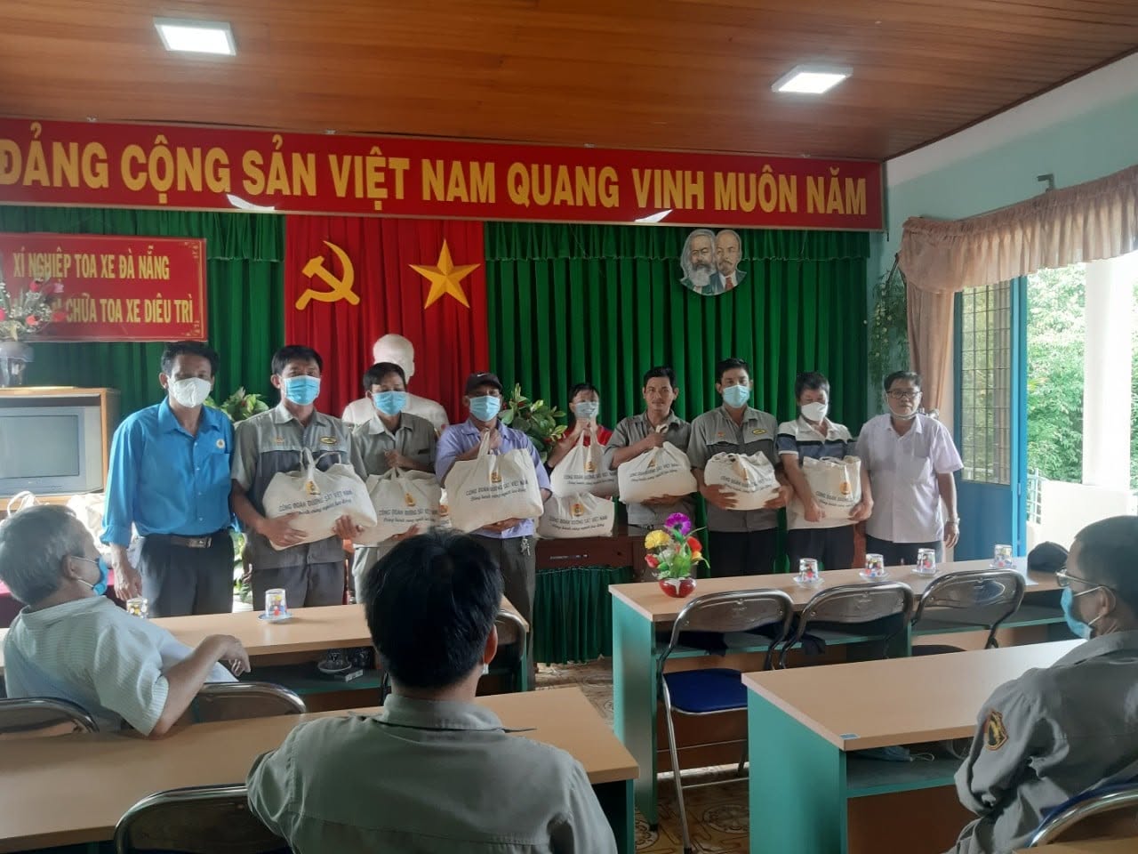 Trạm Khám chữa toa xe Diêu Trì trao “Túi an sinh Công đoàn” hỗ trợ đoàn viên, người lao động