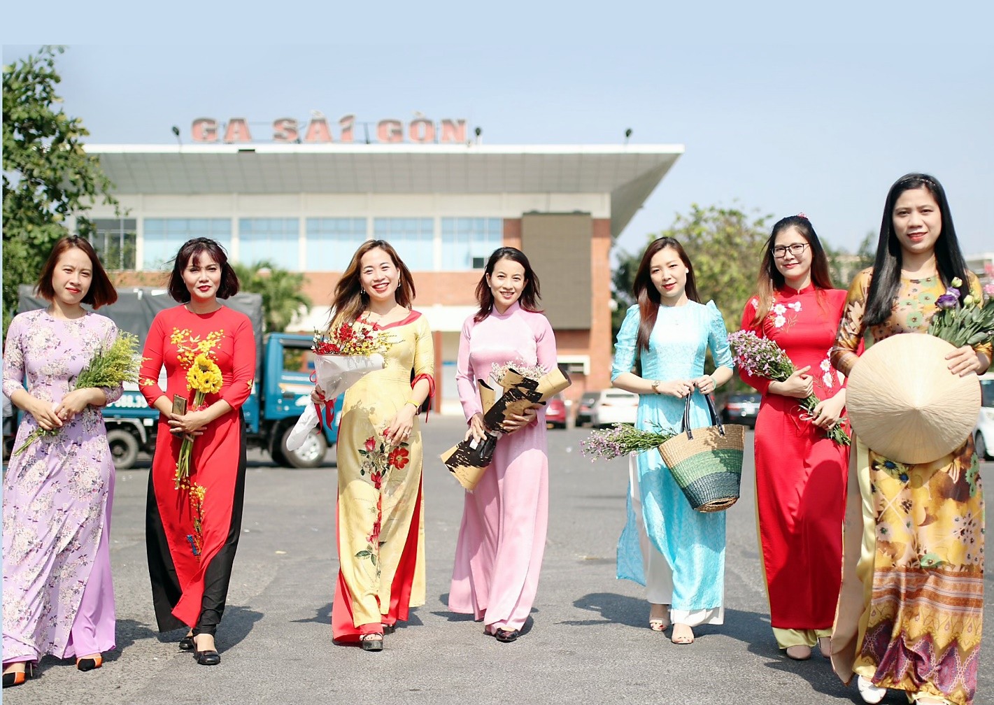 Nữ nhân viên hưởng ứng Tuần lễ Áo dài