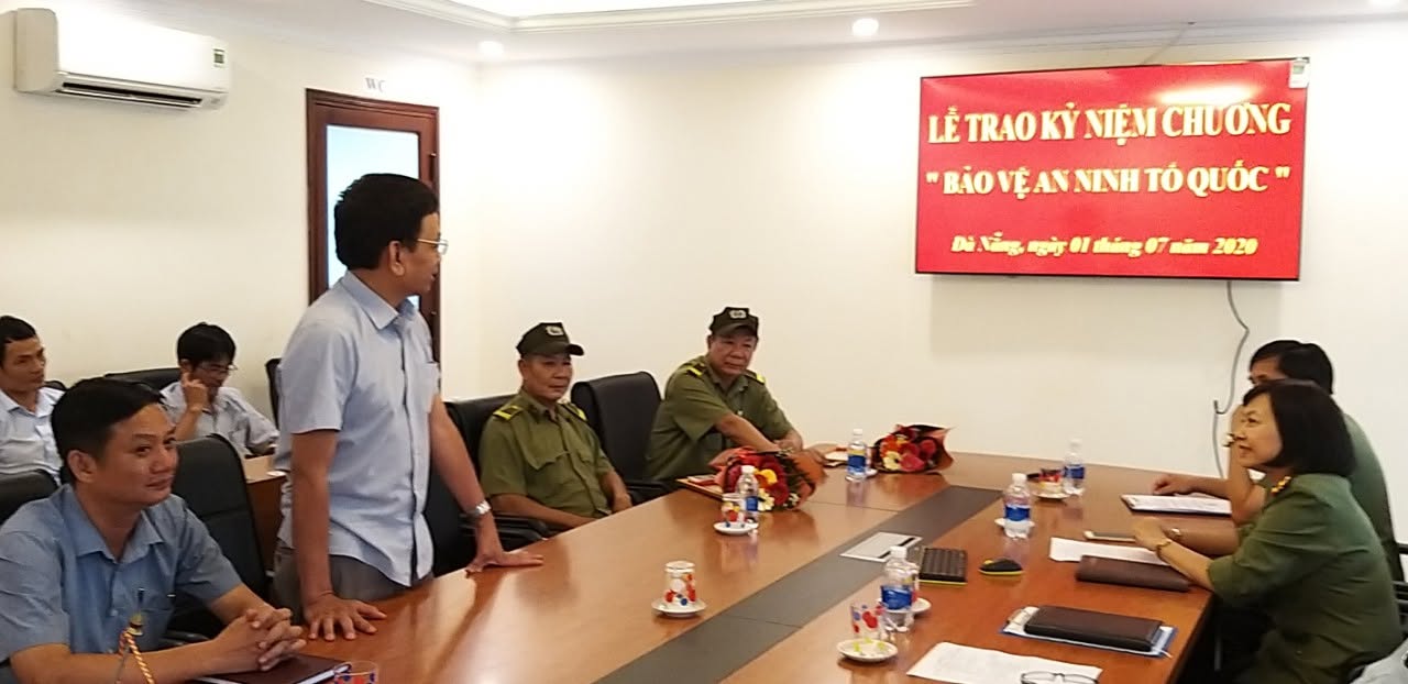 Lễ trao tặng Kỷ niệm chương “Bảo vệ an ninh Tổ quốc” tại Xí nghiệp Toa xe Đà Nẵng