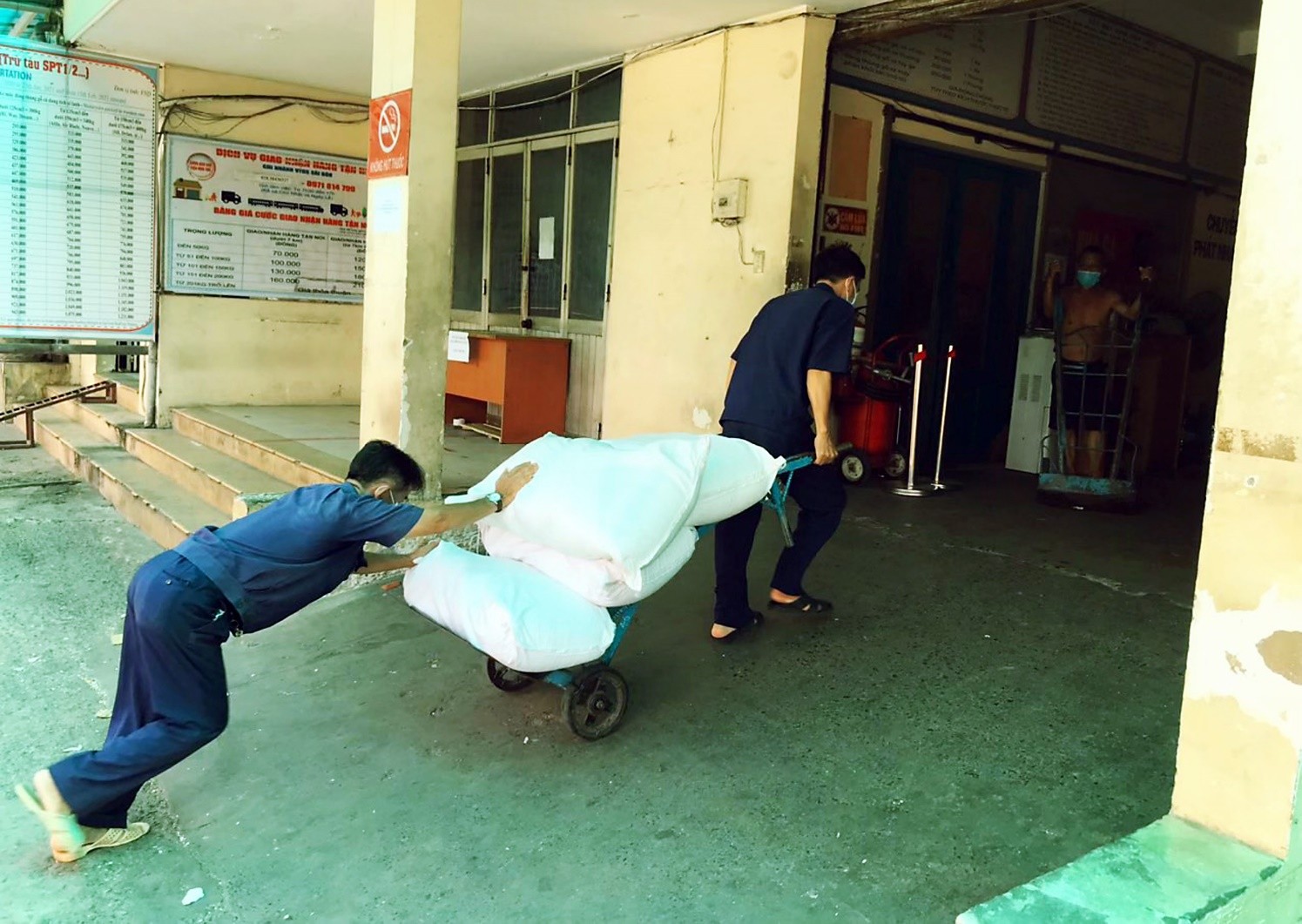Nhân viên vận chuyển hàng hóa